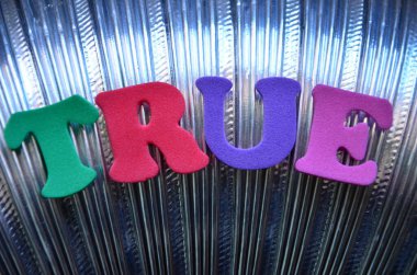 Renkli bloklara gerçek metinle yazılmış gerçek sözcük.