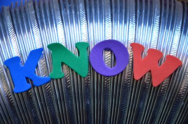 Ne olduğunu anladığını gösteren bir mesaj. İş fotoğrafı metni birine bilgi ya da başka bir şey vermek istediğini söylüyor.