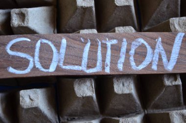 kelime çözeltisi tahta arka planda beyaz harflerle yazıldı