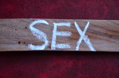 Ahşap arka planda ahşap tabela.