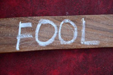 Tahta zemin üzerine tebeşirle yazılmışım.