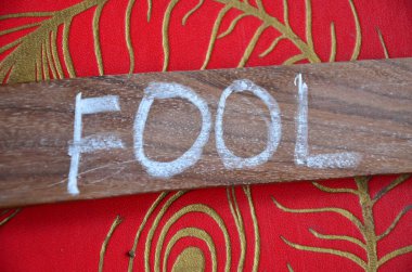 Tahta masadaki Tanrı kelimesi..