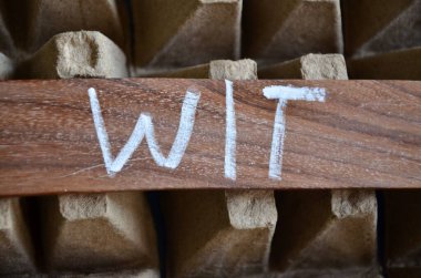 ahşap harflerle yazılmış kelime