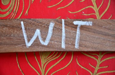 Tahtaya beyaz bir arkaplan ile yazılmış kelime.