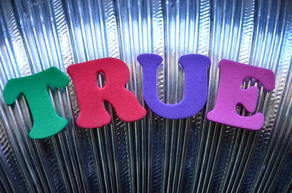 Renkli bloklara gerçek metinle yazılmış gerçek sözcük.