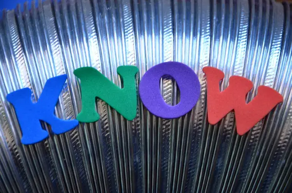 Ne olduğunu anladığını gösteren bir mesaj. İş fotoğrafı metni birine bilgi ya da başka bir şey vermek istediğini söylüyor.