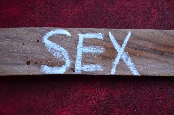 Ahşap arka planda ahşap tabela.