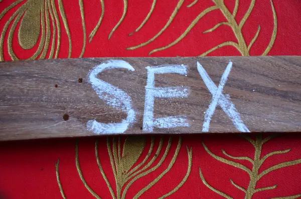 Ahşap arka planda kırmızı kalpli 