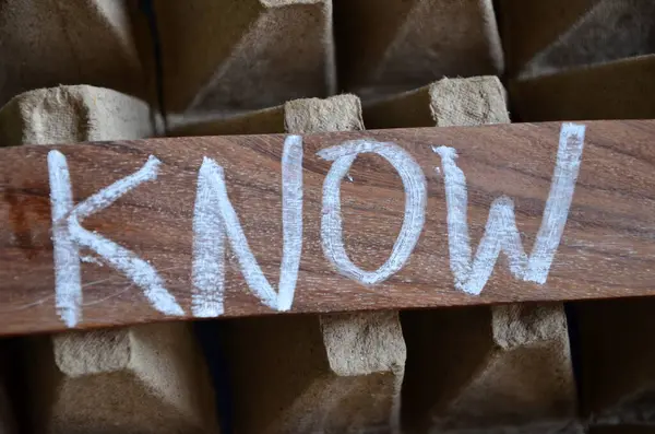 Mesaj işareti soruyu gösteriyor. Sade bir kağıda düz kartonla yazılmış kimlik, bilgi ve bilgiyi söyleyebileceğiniz kavramsal bir fotoğraf.