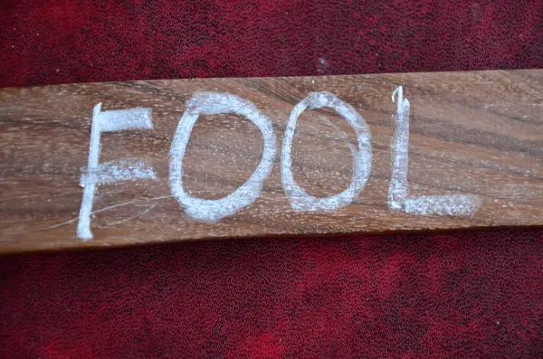 Tahta zemin üzerine tebeşirle yazılmışım.