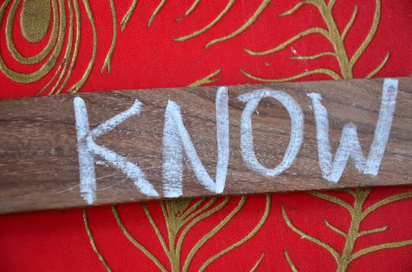 Eski ahşap üzerine ahşap harflerle yazılmış bir kelime.