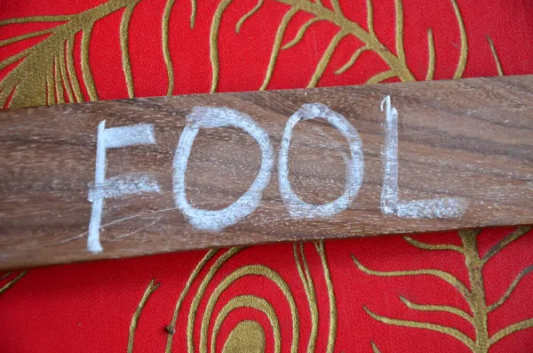 Tahta masadaki Tanrı kelimesi..