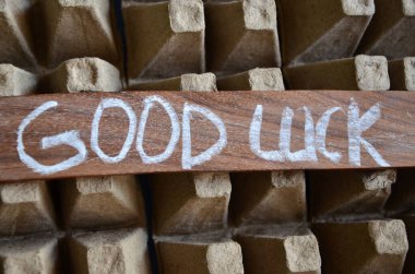 Tahta arka planda kelime şansı.