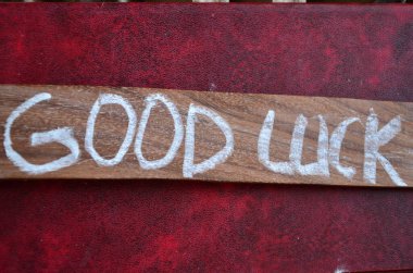 Şans, soyut ahşap arka planda ahşap bir tabelayla yazılmış.