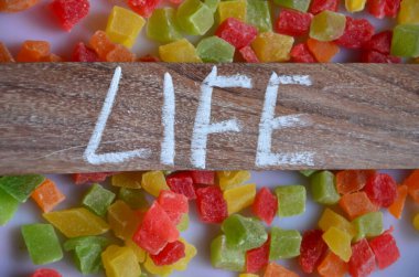 Soyut bir arkaplanda şeker kelimesi