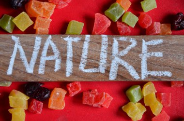 Tahta arka planda farklı parçalardan yapılmış kelime gıdaları