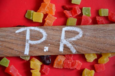 kelime şekeri dilimlenmiş meyveden yapılır