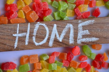 Renkli soyut bir sözcüğe tatlı denir.