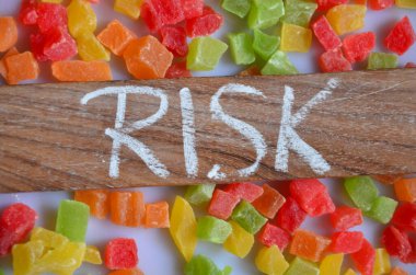 Kelime riski olan renkli ahşap küpler