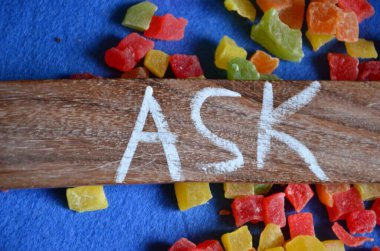 Soru işareti ve renkli şekerler