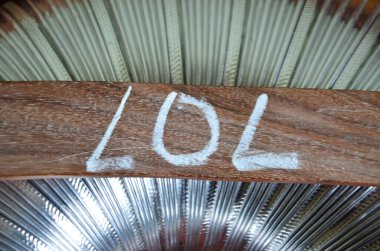 Beyaz arkaplanda bir hayranla yazılmış kelime