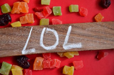 Soyut bir arkaplanda şeker kelimesi