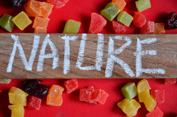 Tahta arka planda farklı parçalardan yapılmış kelime gıdaları