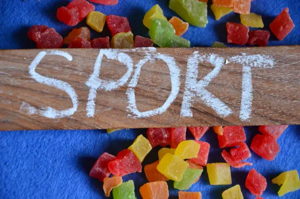 Ahşap arka planda farklı yemek türleriyle renkli sözcükler