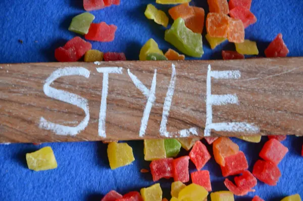 Taze meyve ve kırmızı biberden yapılmış renkli bir kelime.