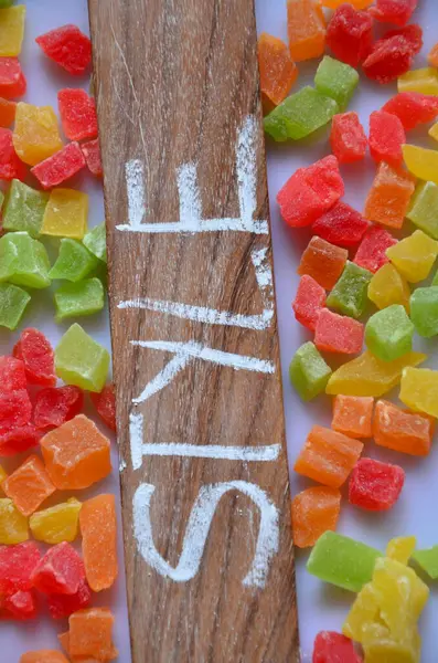 Tahta bir çubukta renkli şeker