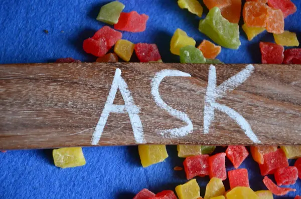 Soru işareti ve renkli şekerler