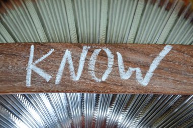 Metin, ahşap bir arka planda tahta harflerle yazılmıştır.