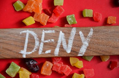 Soyut arkaplanda kırmızı tatlı sözcük