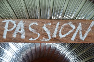 Aşk kelimesi metal bir boruyla yazılır.