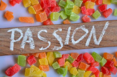 Aşk kelimesi farklı şekillerin renkli parçalarından oluşur..