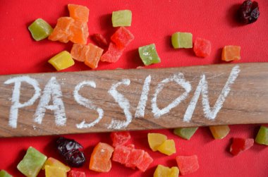 renkli bir arka plan üzerinde kelime aşk