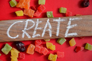 kelime şekeri renkli şeker küplerinden yapılır.