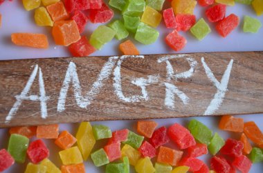 Renkli şekerle yazılmış şeker kelimesi.