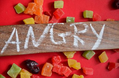 Tahta üzerinde kırmızı böğürtlen olan 