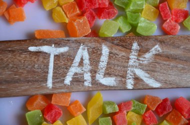 Soyut bir arkaplanda tatlı sözcük