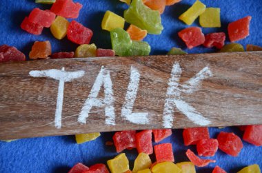 Renkli bir arkaplanda şeker kelimesi