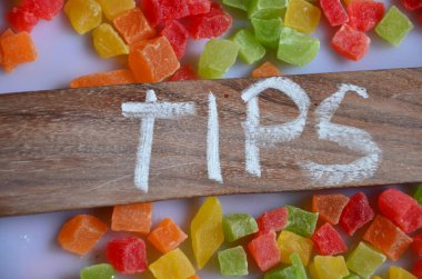 Renkli şeker küpleriyle yazılmış tatlı kelime