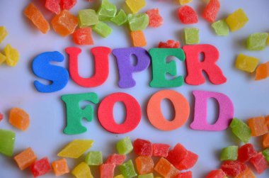 Soyut bir arkaplanda şeker kelimesi.