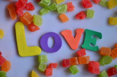 Beyaz arkaplanda tatlı renkli şekerler ve 