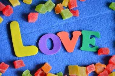 Sevgi dolu renkli mektuplar.