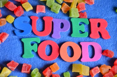 Renkli geçmişi olan süper yemek kelimesi.