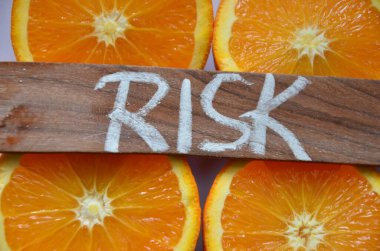 Ahşap soyut arkaplanda kelime riski