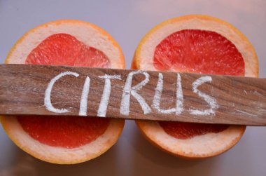 Ahşap arka planda taze meyve suyu