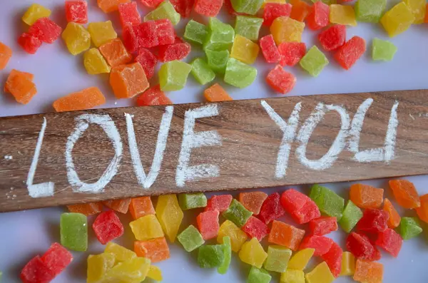 Aşk kelimesi renkli şeker ve şekerden yapılmıştır.