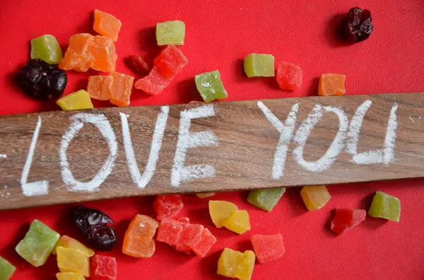 Tahta arka planda tatlı ve lezzetli marmelat.